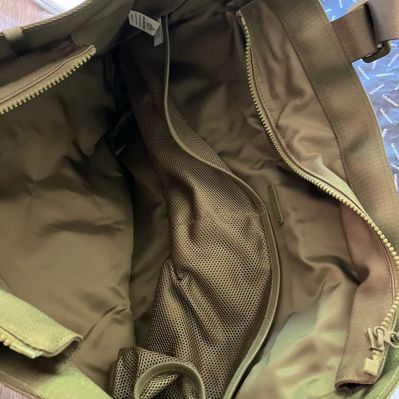 NWT Lululemon Clean Lines Tote Bag *Canvas, 22 L, Bronze Green - Picture 6 of 6